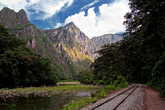 Пешком через джунгли от ст. Hidroelectrical до городка Aguas Calientes (примерно 5-6 км)
