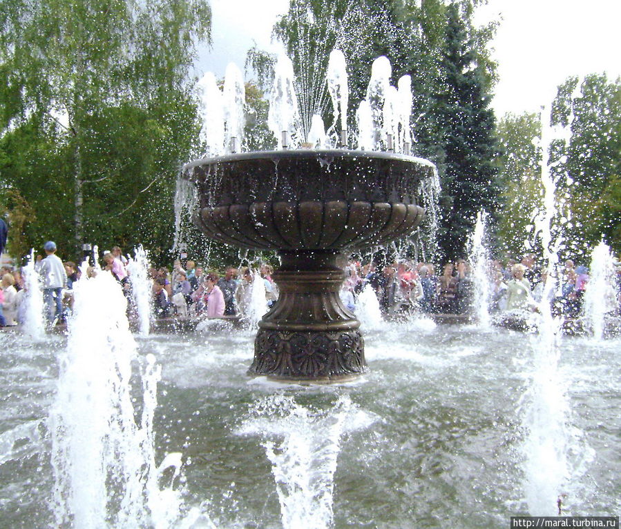 Самым красивым в Рыбинске является фонтан возле клубного комплекса Авиатор Рыбинск, Россия