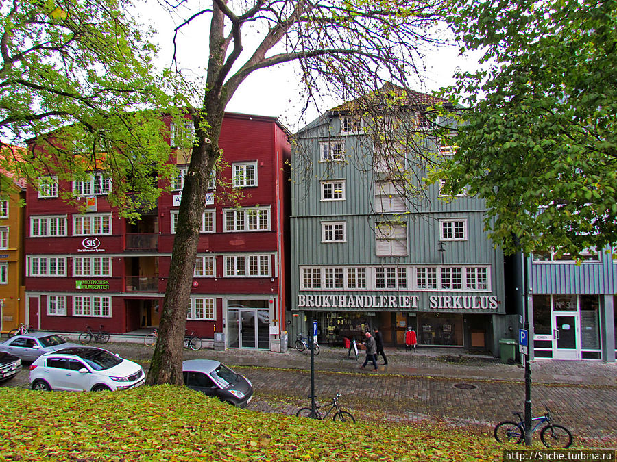 застройка вдоль берега плотная и прохода вдоль реки нет