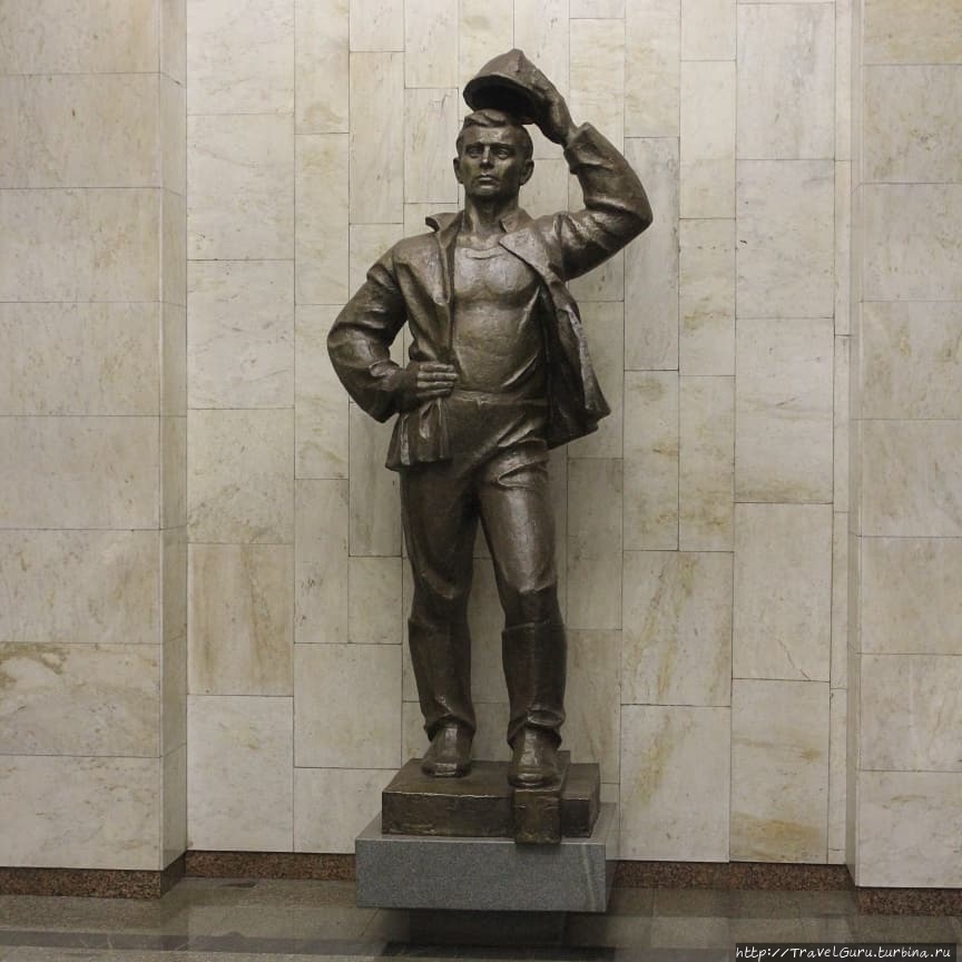 Скульптура пролетария на платформе станции метро 