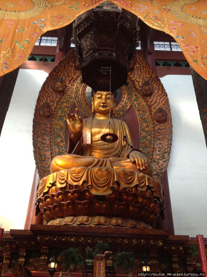 Статуя Будды в храме Линъ Инь в городе Ханчжоу. Ханчжоу, Китай