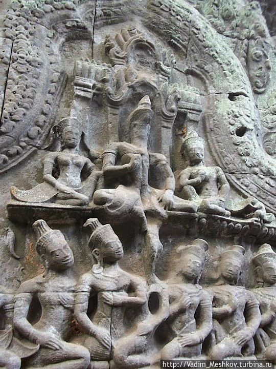 Изображения на барельефе в Ангкоре.