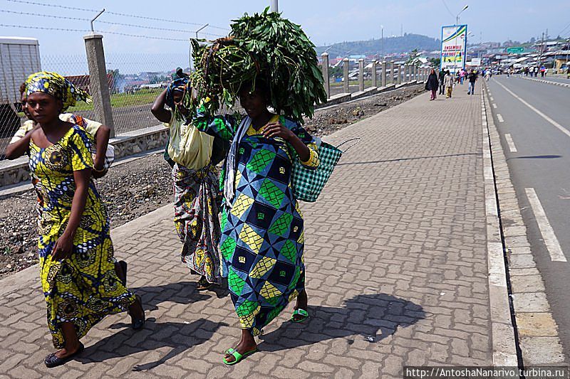 Народ, идущий в Руанду из Гомы Гисеньи, Руанда