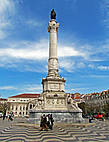 колонна Педро IV по середине площади, имя его площадь носит официально