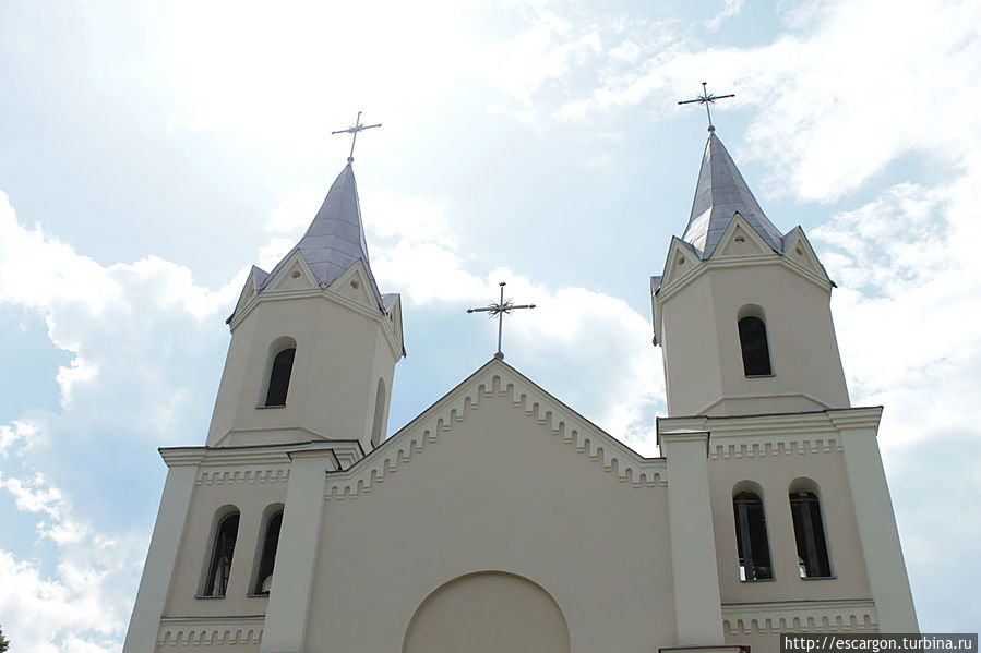 Граф и его семья жили в Варшаве. Сюда, в Першаи, они приезжали отдыхать во дворце Вялом на берегу реки Ислочь. 

Руины этого дворца и сейчас стоят где-то чуть дальше Першаев в лесу, но мы туда не добрались, к сожалению. 

Усадьба же Тышкевичей в самих Першаях совсем не сохранилась, и про ее остатки даже сами местные не знают.