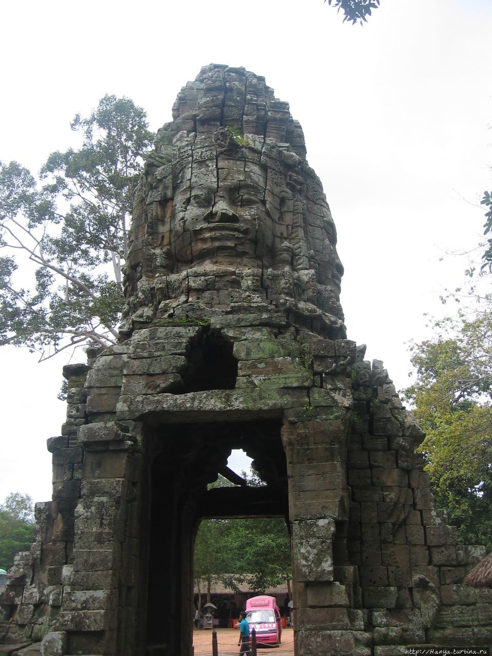 Входные ворота-гопуры в храме Та Пром
