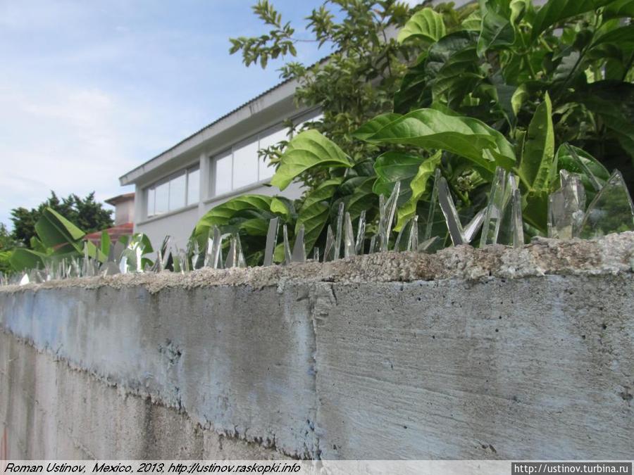 суровые мексиканские заборы (утыканные стеклами от грабителей) Мексика