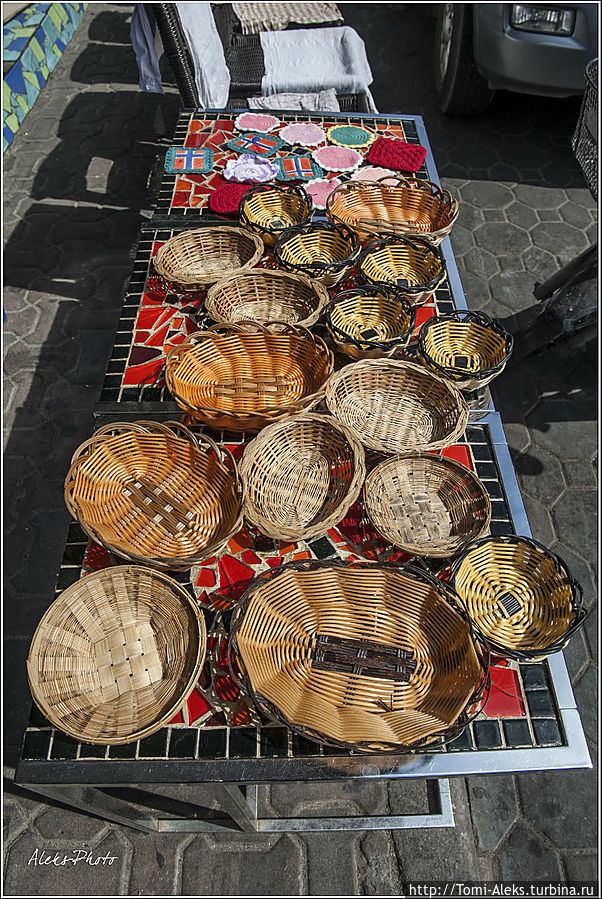 Уже разместили свой товар продавцы сувениров...
*