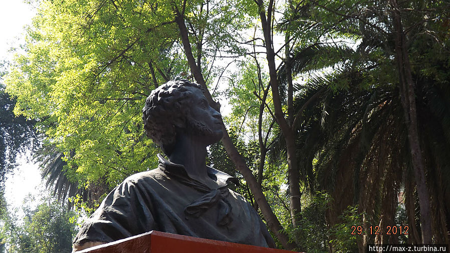 Парк Пушкина рядом с одноименной станцией метро Jardin Pushkin. Мехико, Мексика