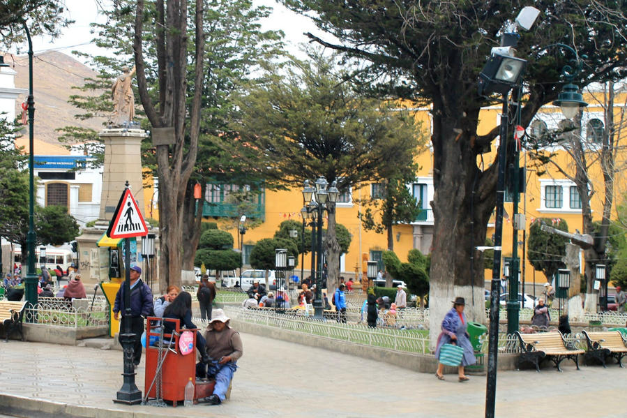 Plaza 10 de Noviembre утром Потоси, Боливия