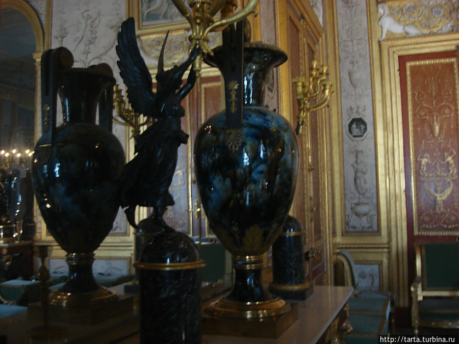 В залах много диковинных ваз и зеркал в позолоте Фонтенбло, Франция