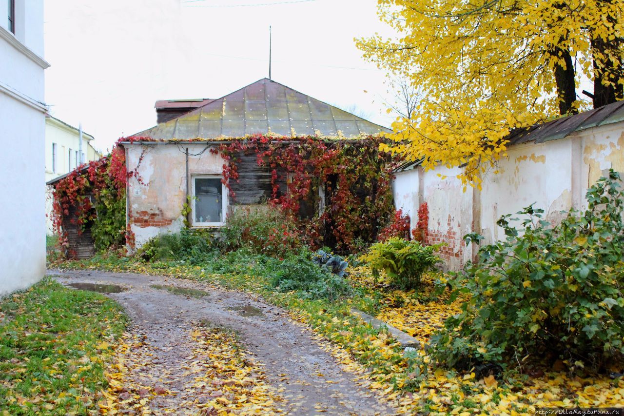 Суздаль дома улицы. Суздаль дворы. Старый двор Суздаль фотографии. Пролетарский дворик Суздаль. Тихие дворы Суздаля.