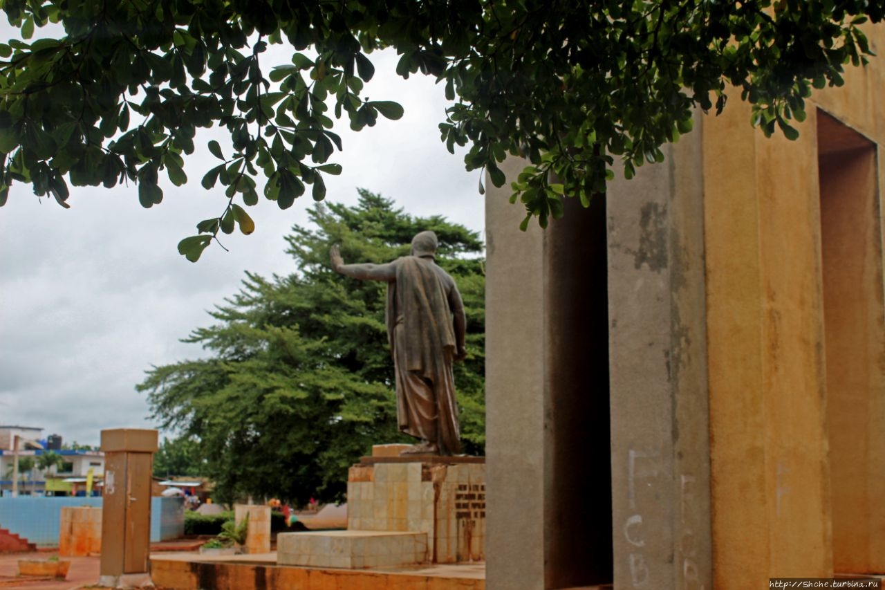 Площадь Гохо и Монумент короля Беханзина Абомей, Бенин