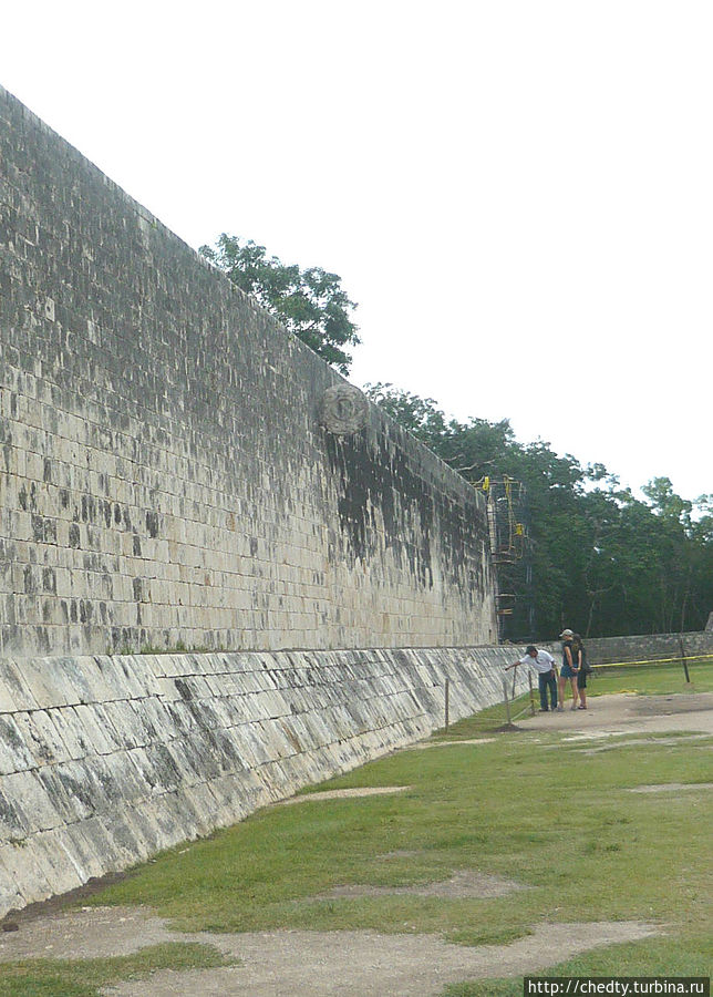 Длина поля 135 м. Чичен-Ица город майя, Мексика