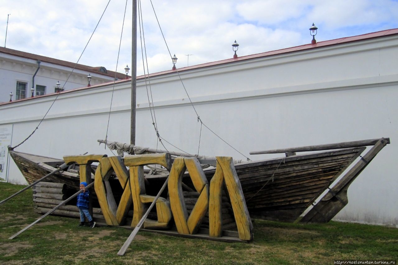 Возле Тюремного замка установили артефакт со съёмок фильма Тобол. Это плокодонно-палубное судно БУДАРКА. На таких лодках плавали по Сибирским рекам в 18-м веке. Сделали её в Тюмени и по трем рекам доставили в Тобольск. Тобольск, Россия