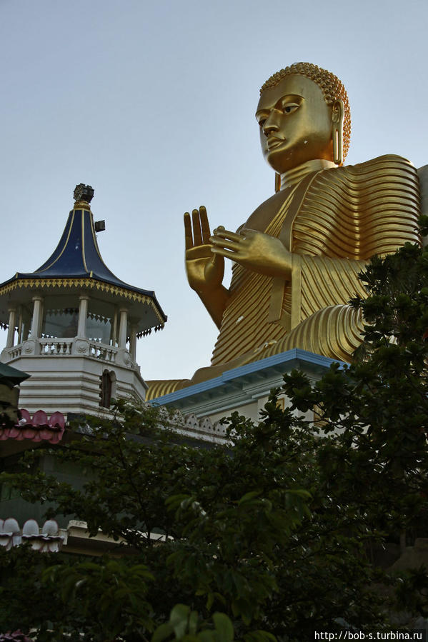 Дамбулла. Пещерный Храм Золотого Будды Шри-Ланка