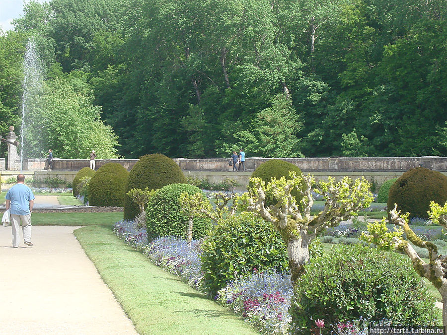 В центре сада восстановлен первоначальный фонтан. Франция