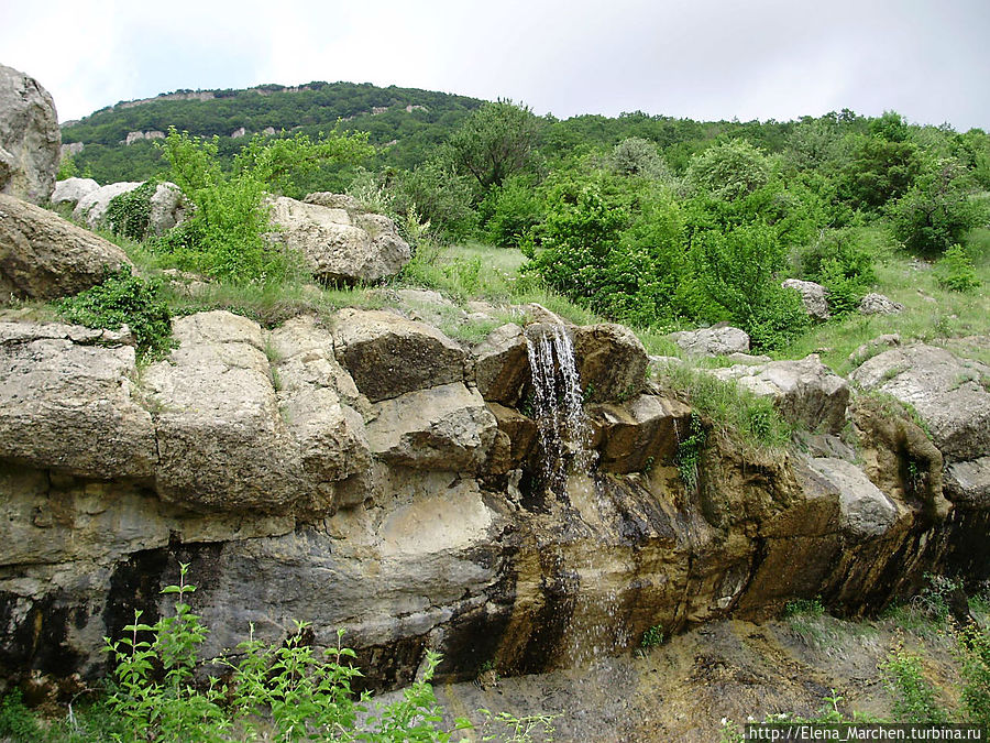 Это немноговодный водопад, искрящийся в лучах солнца. Здесь нет бурных потоков и грохота падающей воды. Он утонченно и возвышенно создает мир гармонии и красоты, подчеркивает святость этого места. Зеленогорье, Россия