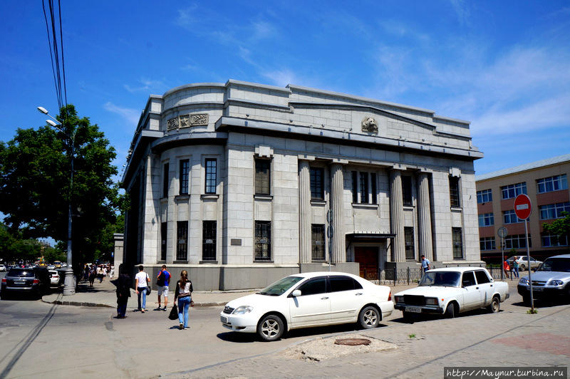Здание  бывшего  японского  банка.  Сейчас  здесь находится  Областной художественный  музей. Южно-Сахалинск, Россия