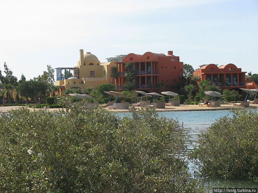 Вид с мангрового острова на пляж Шератона