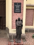 Гервяты расположены недалеко от литовской границы, здесь сохранились местные традиции, работает (до недавнего времени точно работала) школа на литовском языке, поэтому надписи дублируются на литовском.