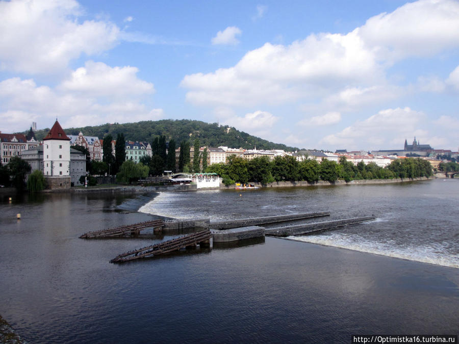 Прогулка по  Йираскуву мосту (Jiráskův most) туда и обратно Прага, Чехия