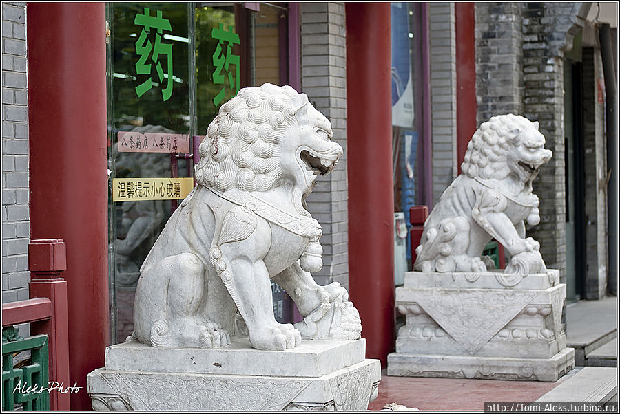 Львы — один из любимых мотивов китайцев...
* Пекин, Китай