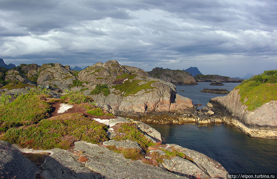 Лофотены — это причудливые изумрудные заливы среди скал Острова Лофотен, Норвегия
