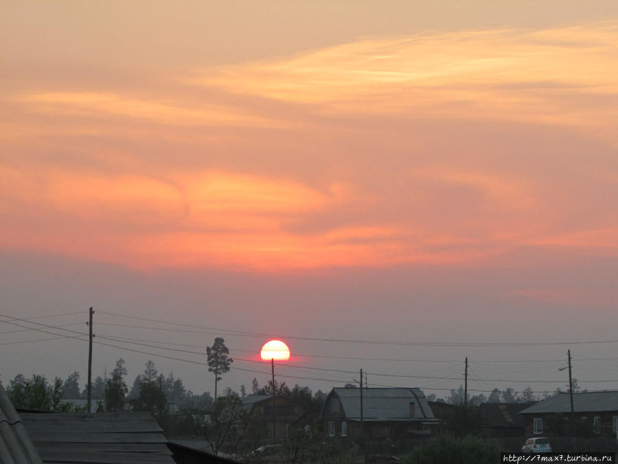 Необычный красивый закат. Необычный- потому, что горела невдалеке от посёлка тайга. Красноярск, Россия