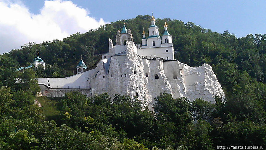 Справа от Николаевской церкви вдоль Северского Донца прячется в лесах Тропа Святогорск, Украина