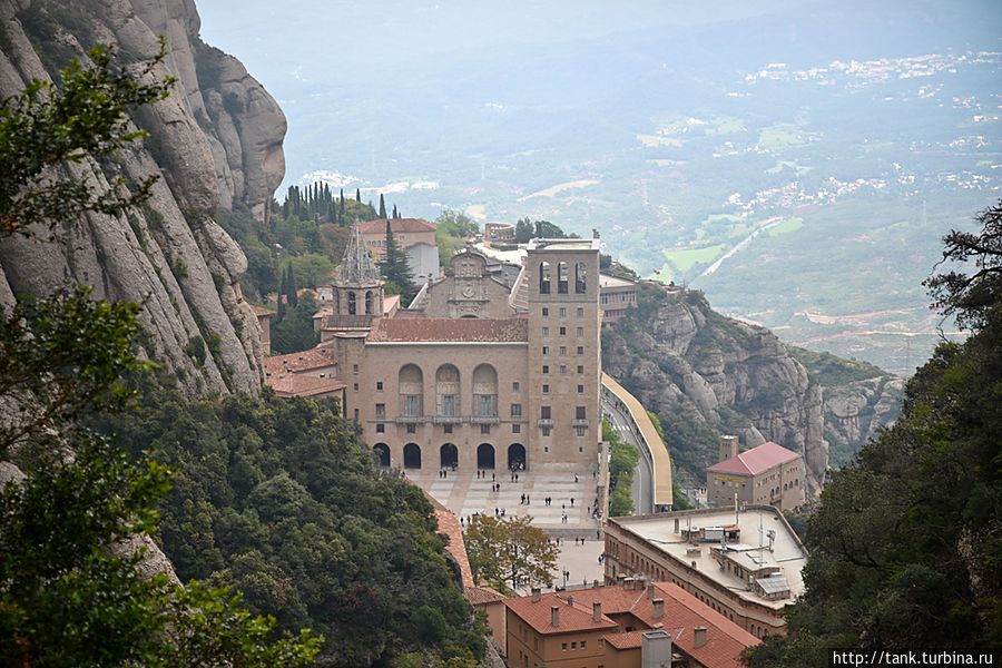 По мере спуска, когда облака и тучи остались на верху, показались очертания монастыря. К большому сожалению, в этот раз не получилось увидеть Монсеррат  во всей красе, освещенный лучами света, пред нами он предстал, в загадочной туманной пелене, в чем, наверное, был свой шарм.