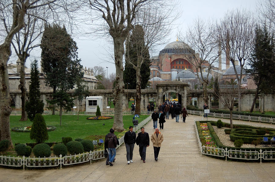 Из Голубой мечети идем в Святую Софию Стамбул, Турция