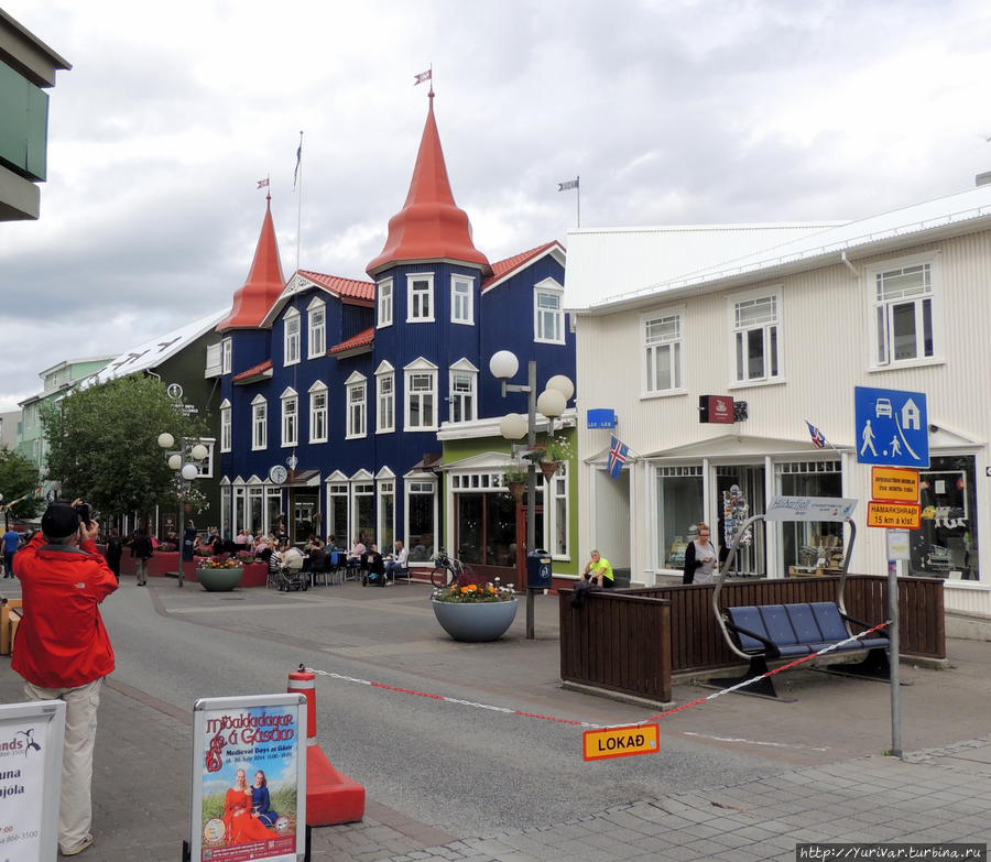 Главная пешеходная улочка города Акюрейри, Исландия