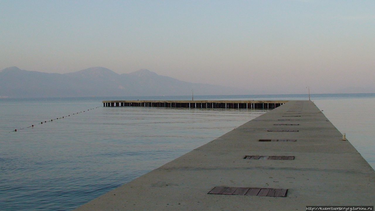 Берег моря в Кушадасах Кушадасы, Турция