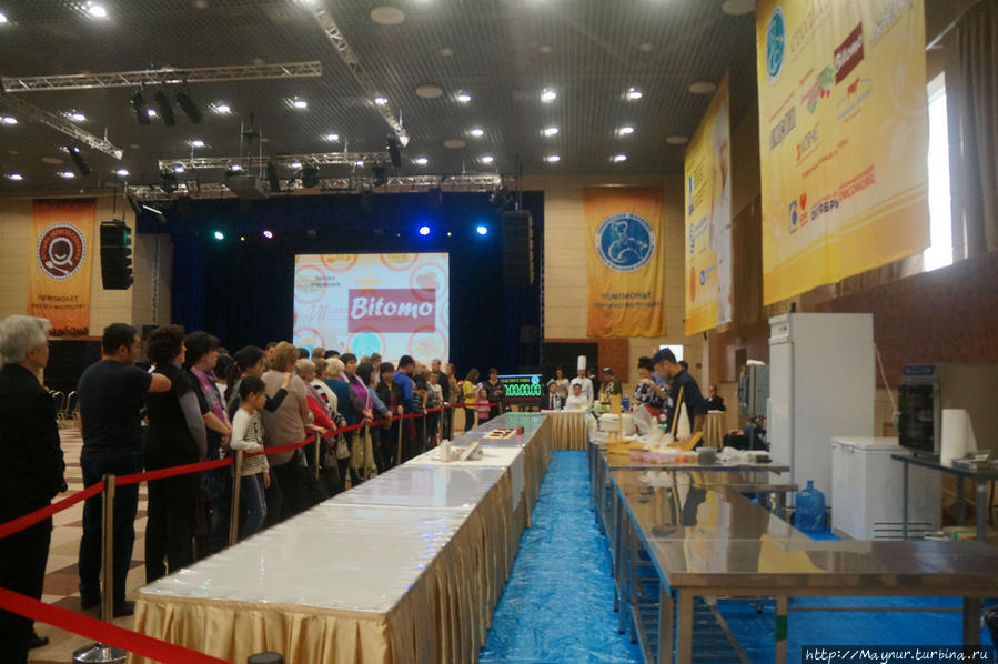 Готовы все, но по какой — то причине  опаздывает четвертый участник. Южно-Сахалинск, Россия