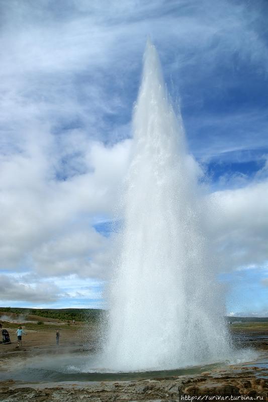 Гейзер Строккур работает как часы и поднимается на высоту до 35 метров Исландия