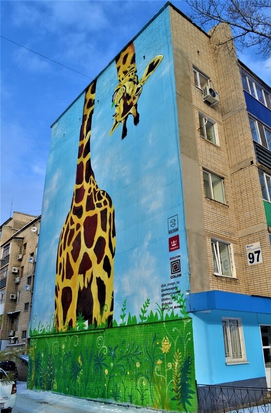 Жираф на жилом доме (улица Евразия) Уральск, Казахстан