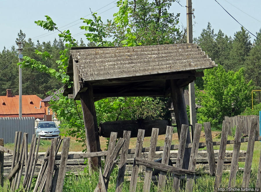 но нам не в центр села, а по маленькой улочке на окраину к лесу