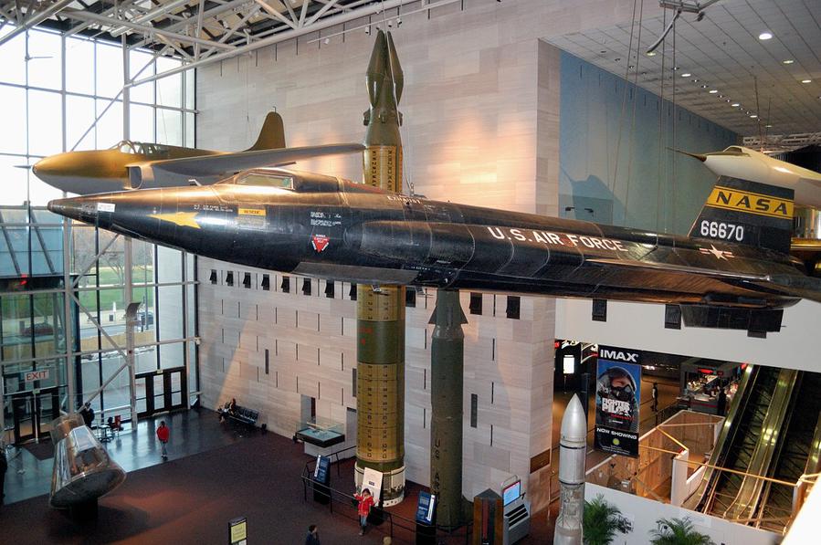 Ракетный самолет X-15, на котором в конце 1959-1968 были установлены рекорды скорости — 7,273 км/ч и высоты — 108 км. Запускался он из под крыла бомбардировщика B-52, так что фактически это была пилотируемая крылатая ракета.