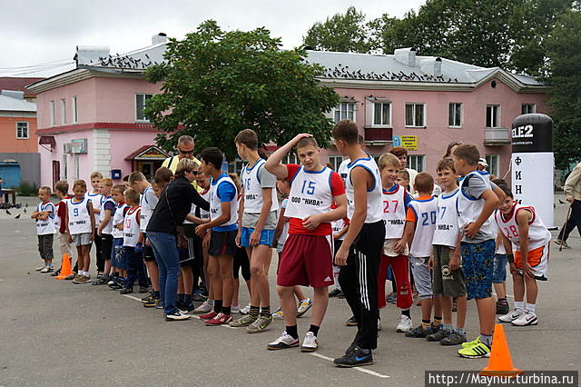 В   ожидании   старта.  В  первых   рядах   находятся   ребята   постарше,   которые,   видимо,   должны   задать   темп   гонке. Южно-Сахалинск, Россия