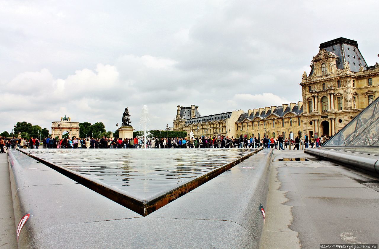 Пирамида Лувра Париж, Франция