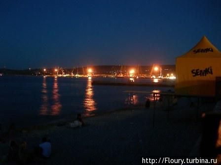 Ночной вид на феодосийский порт Феодосия, Россия