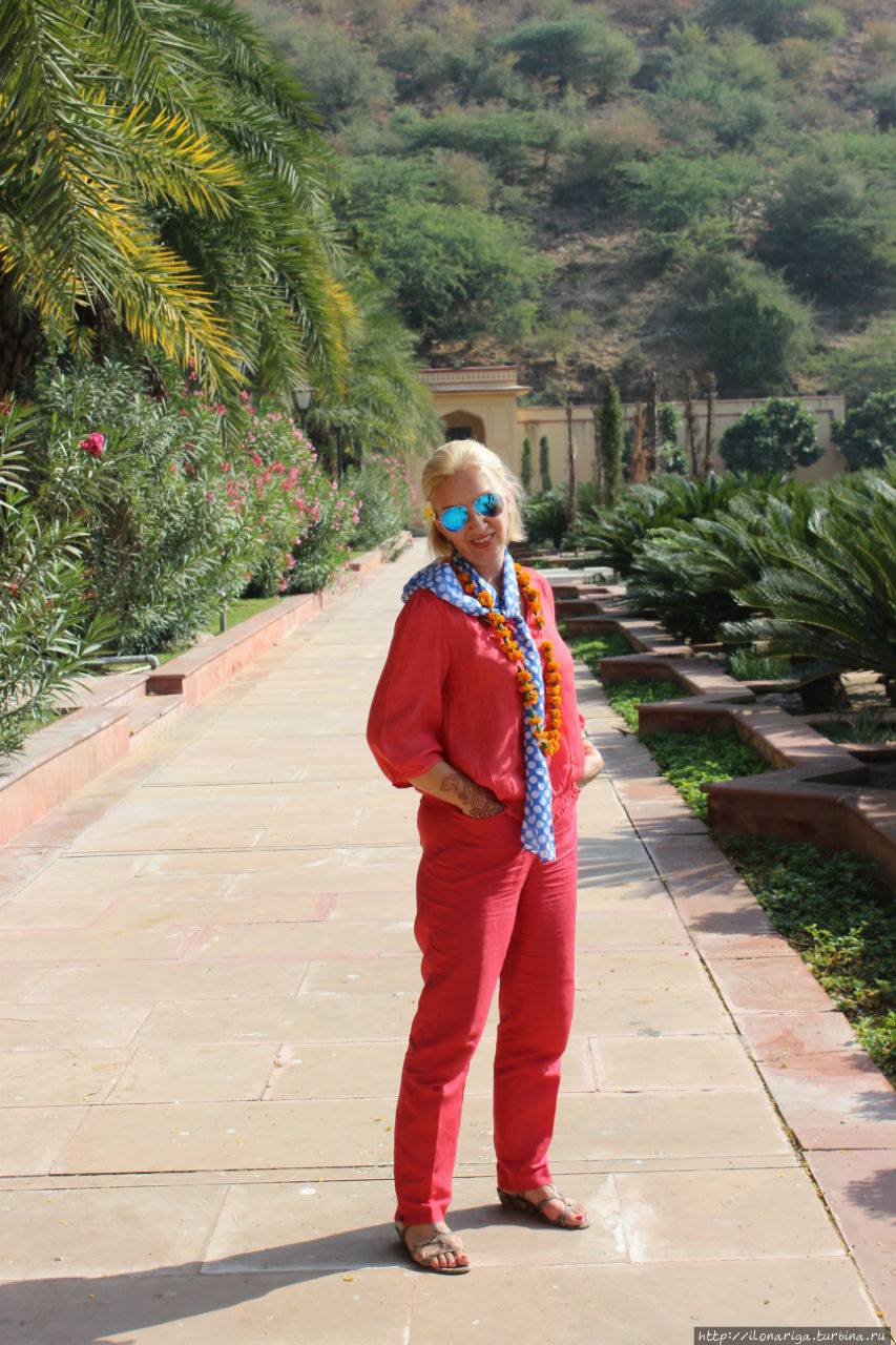 Одежда все та же. Шарфик новенький. И очки.