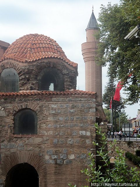 В шестнадцатом веке церковь сгорела. была восстановлена и превращена турками в мечеть.В ней до сих пор идут реставрационные работы, но мечеть действующая.
