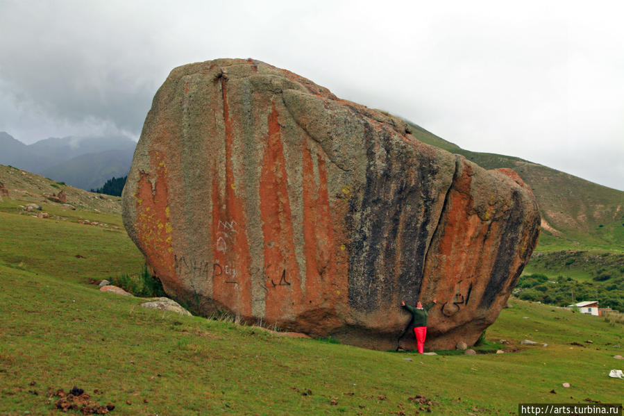 Огромный камень в Семеновское ущелье Чолпон-Ата, Киргизия