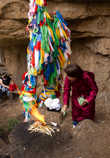 Ну и как водится — обряд камлания. Проводит шаман — женщина. На этом вся культурно-познавательная программа была завершена и мы уставшие, но довольные с новыми впечатлениями направились восвояси!)