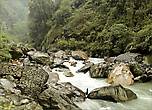 Река Моди-Кхола под горой у селения Джину
