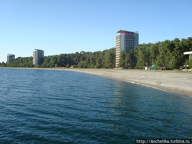 На набережной в Пицунде.