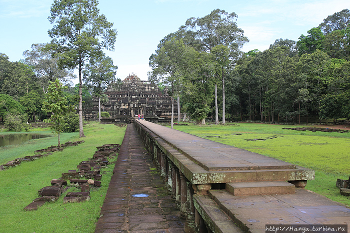 Восточный подход к храму Бапуон. Приподнятая терраса построена позже, чем сам храм. Фото из интернета