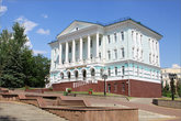 2. По левой стороне стоит здание управления Мордовской митрополии с адресом: улица Московская, дом 2.